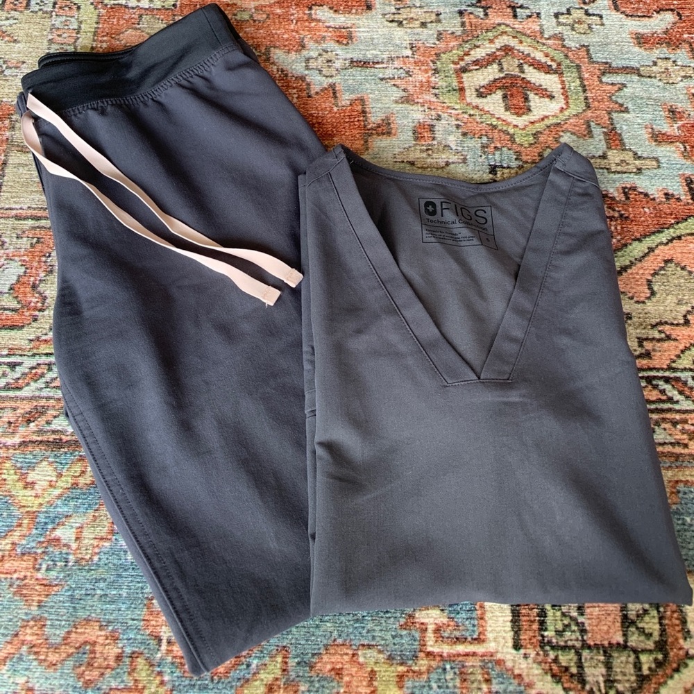FIGS Scrubs Set